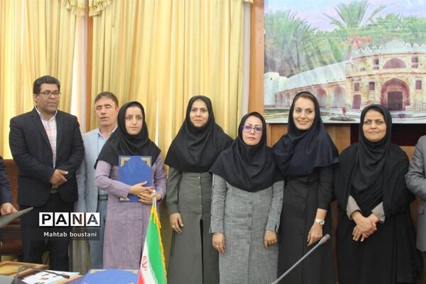 تجلیل از کارمندان نمونه ادارات شهرستان دشتستان