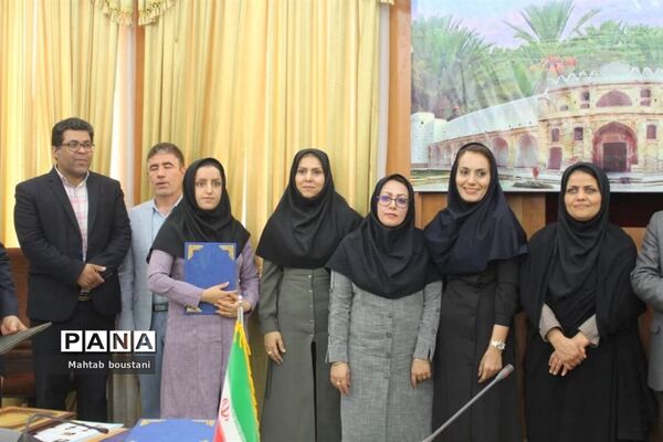 تجلیل از کارمندان نمونه ادارات شهرستان دشتستان