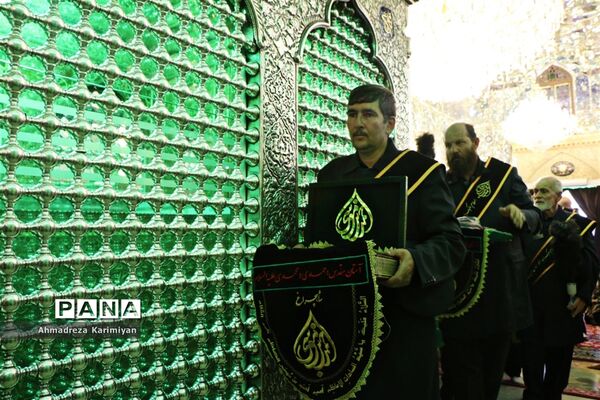 آیین سیاه‌پوشان حرم مطهر احمدابن موسی(ع) و تعویض پرچم گنبد با پرچم عزا