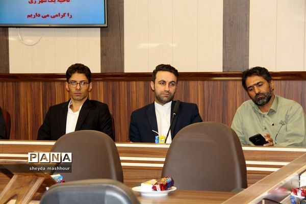 تجلیل از کارمندان نمونه آموزش و پرورش شهرری درهفته دولت