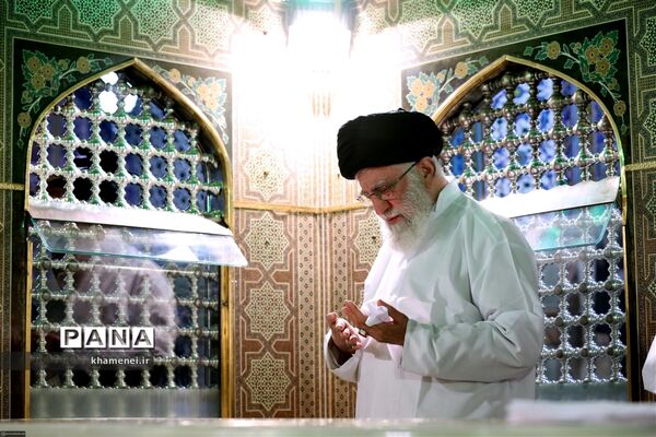غبارروبی مضجع مطهر حضرت امام رضا (علیه‌السلام)
