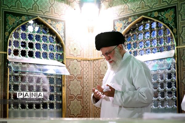 غبارروبی مضجع مطهر حضرت امام رضا (علیه‌السلام)