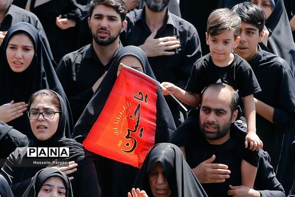 عاشورای حسینی در میدان امام حسین (ع)