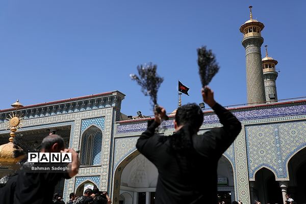 مراسم عزاداری و نماز ظهر عاشورا در حرم حضرت عبدالعظیم