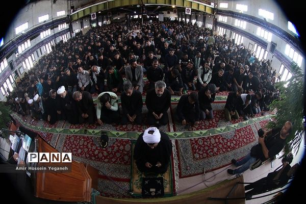 برگزاری نماز ظهر عاشورا در جزیره کیش