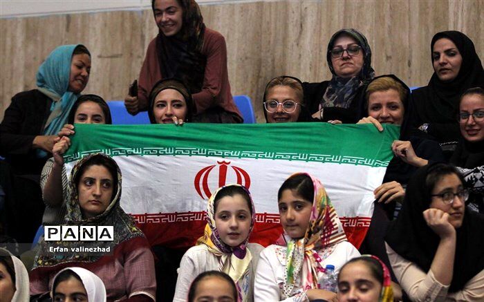 فرزاد آشوبی: فضای ورزشگاه‌ها مطلوب نیست ولی دلیل نمی‌شود حق حضور زنان در ورزشگاه را به رسمیت نشناسیم