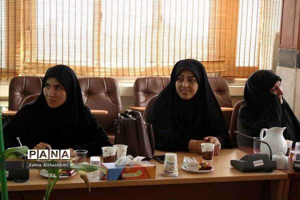 جلسه توجیهی سامانه شبکه  توزیع مواد غذایی مجاز در بوفه‌های مدارس