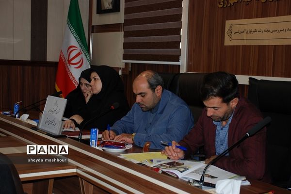 نشست تخصصی نقد و بررسی مجله رشد تکنولوژی در شهرری