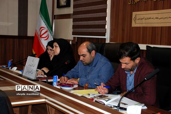نشست تخصصی نقد و بررسی مجله رشد تکنولوژی در شهرری