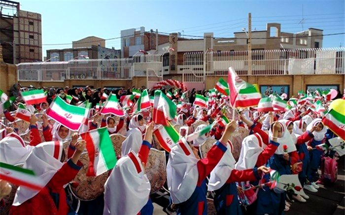 زنگ شکوفه ها و غنچه ها در مدارس خوی نواخته شد