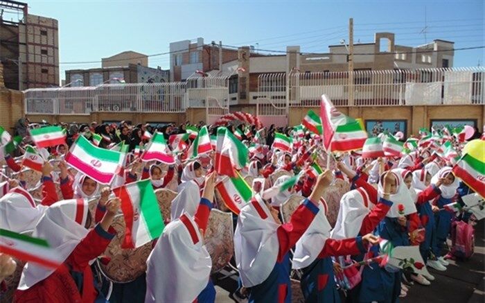 زنگ شکوفه ها و غنچه ها در مدارس خوی نواخته شد