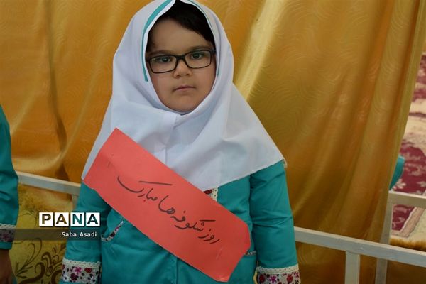 جشن شکوفه ها همزمان با سراسر کشور در مدارس شهر گله‌دار