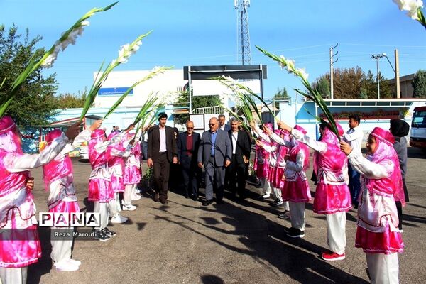 نواختن  زنگ غنچه‌ها و شکوفه‌ها در ارومیه