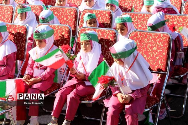 نواختن  زنگ غنچه‌ها و شکوفه‌ها در ارومیه