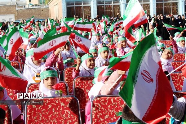 نواختن  زنگ غنچه‌ها و شکوفه‌ها در ارومیه