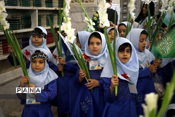 جشن شکوفه ها با حضور کلاس اولی ها در حرم مطهر امام هشتم (ع)