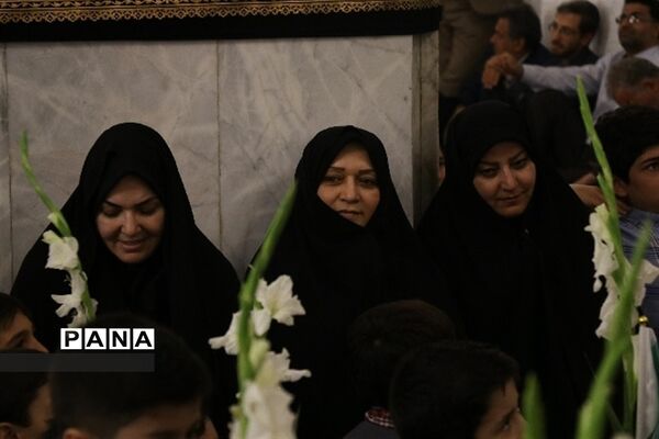 جشن شکوفه ها با حضور کلاس اولی ها در حرم مطهر امام هشتم (ع)