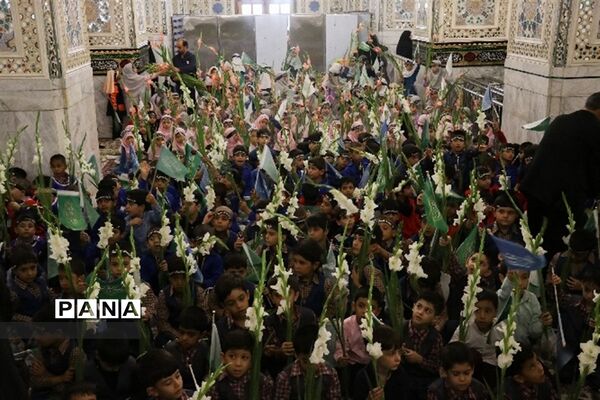 جشن شکوفه ها با حضور کلاس اولی ها در حرم مطهر امام هشتم (ع)
