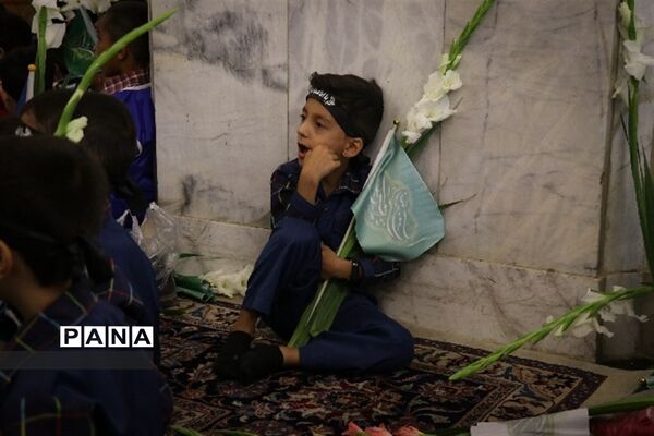 جشن شکوفه ها با حضور کلاس اولی ها در حرم مطهر امام هشتم (ع)