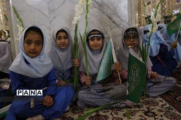 جشن شکوفه ها با حضور کلاس اولی ها در حرم مطهر امام هشتم (ع)