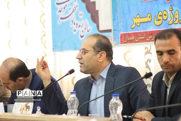 نشست خبری مدیرکل آموزش و پرورش استان همدان با اصحاب رسانه