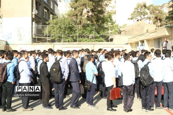 نواخته شدن زنگ سال تحصیلی جدید در دبیرستان شهید مفتح
