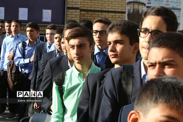 نواخته شدن زنگ سال تحصیلی جدید در دبیرستان شهید مفتح
