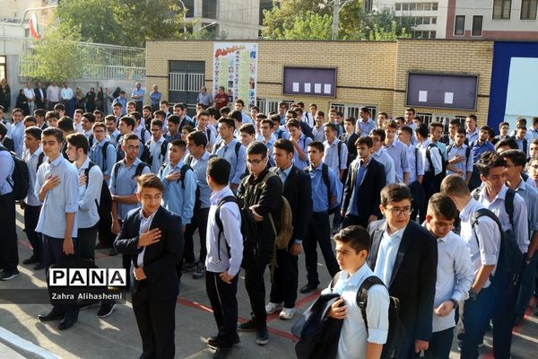 نواخته شدن زنگ سال تحصیلی جدید در دبیرستان شهید مفتح