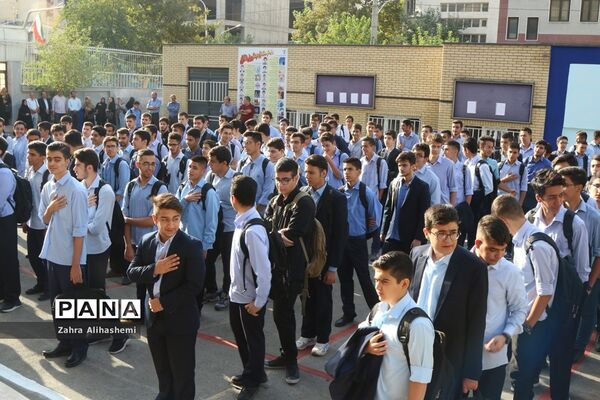 نواخته شدن زنگ سال تحصیلی جدید در دبیرستان شهید مفتح