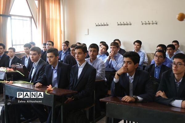 نواخته شدن زنگ سال تحصیلی جدید در دبیرستان شهید مفتح