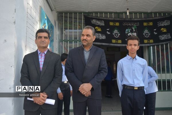 نواخته شدن زنگ روز اول مهر در دبیرستان شهید نواب صفوی بیرجند