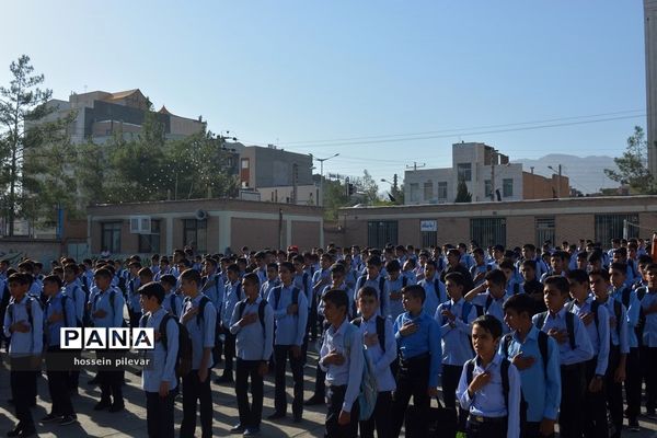 نواخته شدن زنگ روز اول مهر در دبیرستان شهید نواب صفوی بیرجند