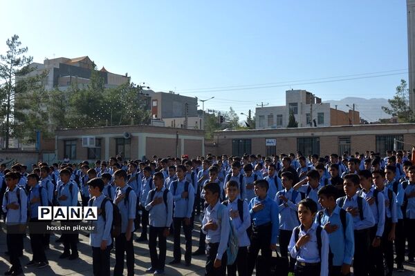 نواخته شدن زنگ روز اول مهر در دبیرستان شهید نواب صفوی بیرجند