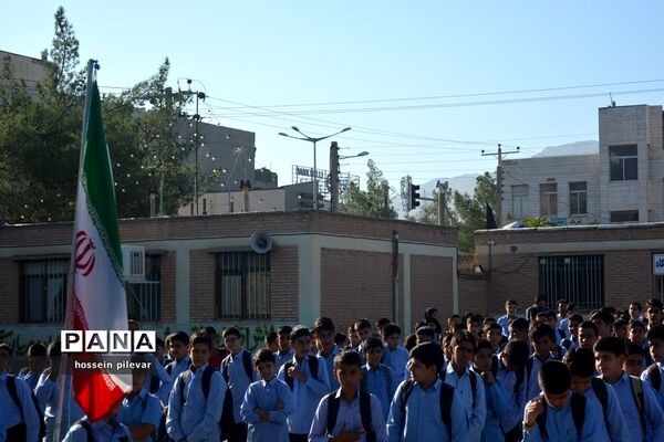 نواخته شدن زنگ روز اول مهر در دبیرستان شهید نواب صفوی بیرجند