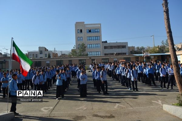 نواخته شدن زنگ روز اول مهر در دبیرستان شهید نواب صفوی بیرجند