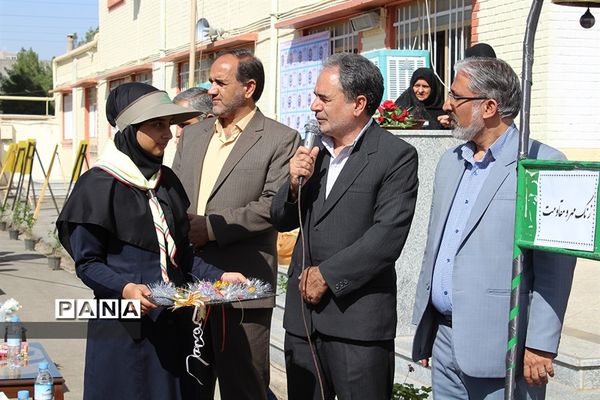 نواختن زنگ مهر ومقاومت در دبیرستان دخترانه حضرت زینب(س) شهرستان بیرجند