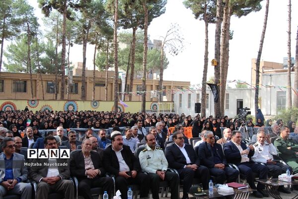 نواخته شدن زنگ مهر در آموزشگاه دخترانه دانش سبزوار