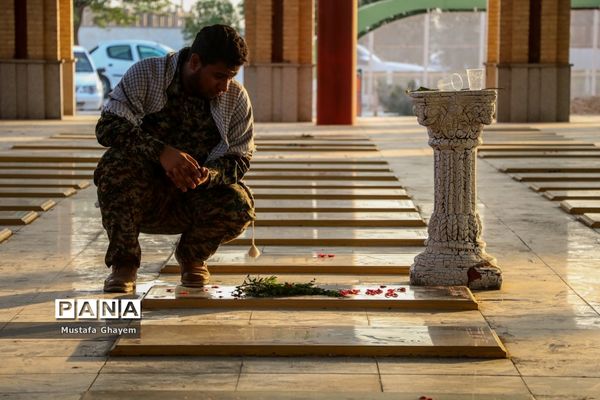 آیین غبارروبی گلزار شهدا به مناسبت سالروز شکست حصر آبادان