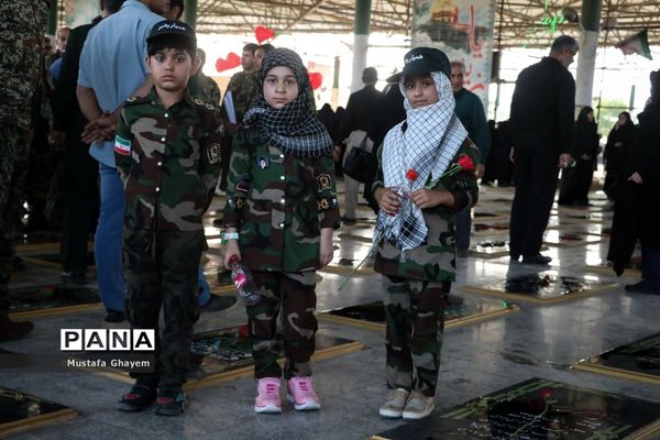 آیین غبارروبی گلزار شهدا به مناسبت سالروز شکست حصر آبادان