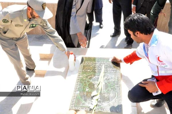 غبارروبی مزار شهدای شهرستان خوسف به‌مناسبت گرامیداشت هفته دفاع مقدس