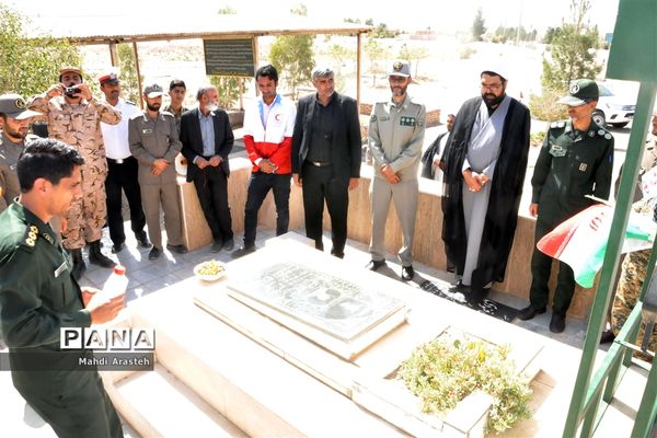 غبارروبی مزار شهدای شهرستان خوسف به‌مناسبت گرامیداشت هفته دفاع مقدس