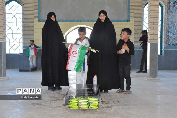 غبارروبی مزار شهدای شهرستان خوسف به‌مناسبت گرامیداشت هفته دفاع مقدس