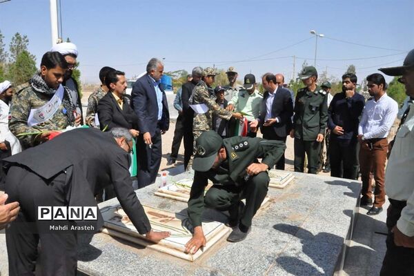 غبارروبی مزار شهدای شهرستان خوسف به‌مناسبت گرامیداشت هفته دفاع مقدس