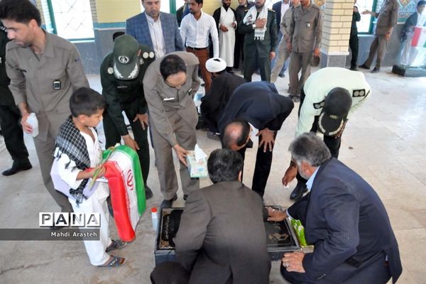 غبارروبی مزار شهدای شهرستان خوسف به‌مناسبت گرامیداشت هفته دفاع مقدس