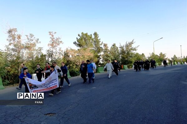 پیاده‌روی فرهنگیان بسیجی به‌مناسبت گرامیداشت هفته دفاع مقدس و آغاز سال تحصیلی جدید