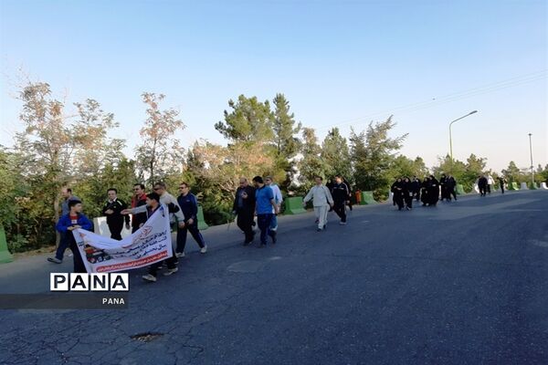 پیاده‌روی فرهنگیان بسیجی به‌مناسبت گرامیداشت هفته دفاع مقدس و آغاز سال تحصیلی جدید