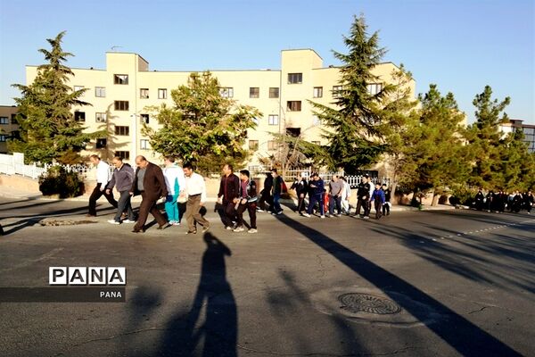 پیاده‌روی فرهنگیان بسیجی به‌مناسبت گرامیداشت هفته دفاع مقدس و آغاز سال تحصیلی جدید