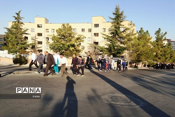 پیاده‌روی فرهنگیان بسیجی به‌مناسبت گرامیداشت هفته دفاع مقدس و آغاز سال تحصیلی جدید