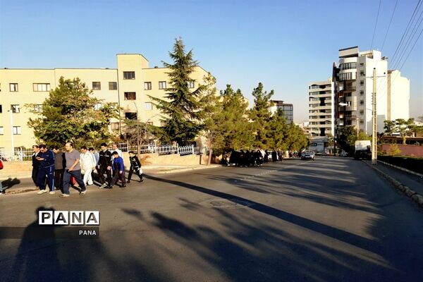 پیاده‌روی فرهنگیان بسیجی به‌مناسبت گرامیداشت هفته دفاع مقدس و آغاز سال تحصیلی جدید