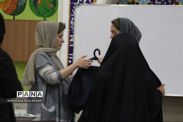 توزیع لباس فرم مدارس در شیراز